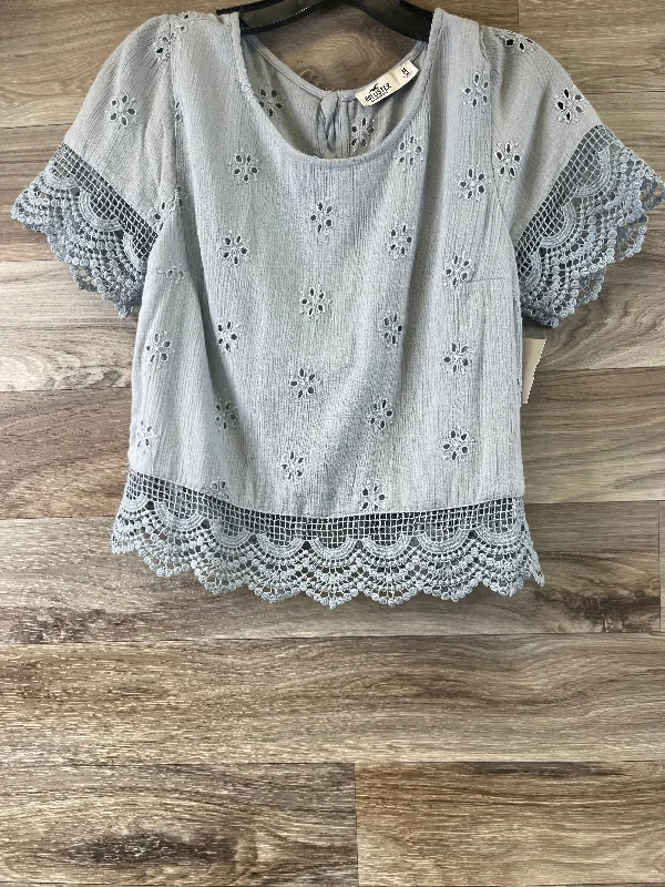 women's tops for cocktail partiesBlue Top Short Sleeve Hollister, Size M