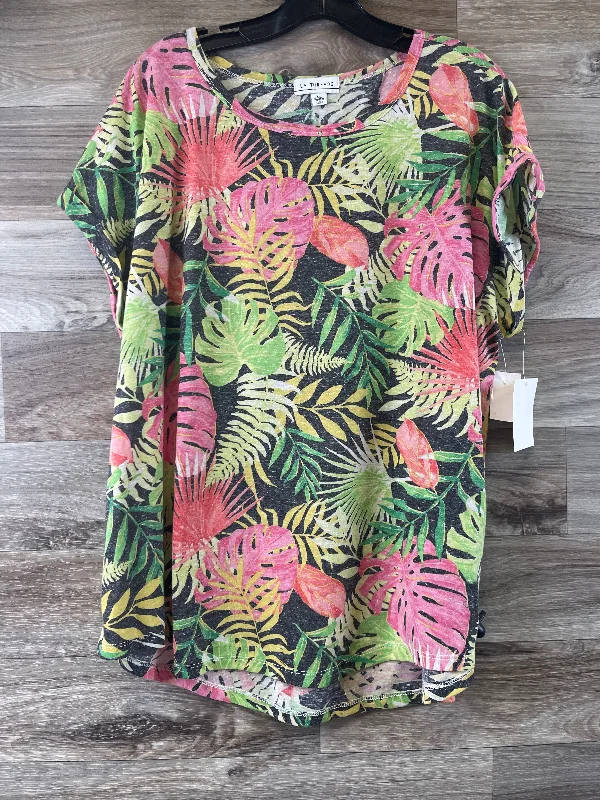 women's tops for maximalist fashion loversTropical Print Top Short Sleeve Clothes Mentor, Size Xl